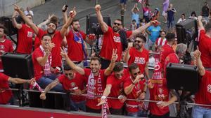 Los jugadores del Girona de básquet y fútbol, durante la rúa de este lunes.