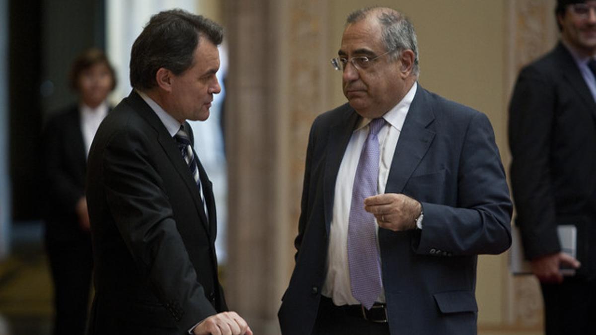 Joaquim Nadal (derecha) habla con Artur Mas, el miércoles, en el Parlament.