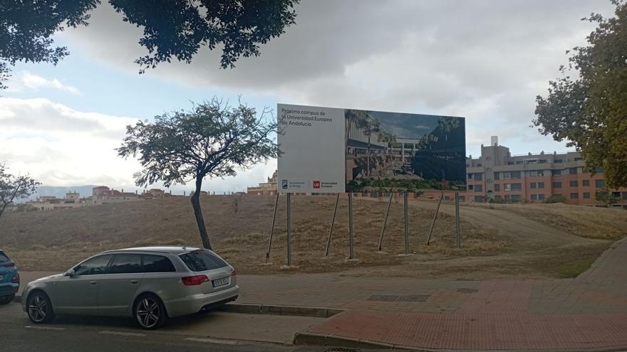 Valla que anuncia la ubicación de la futura Universidad Europea de Andalucía en El Romeral.