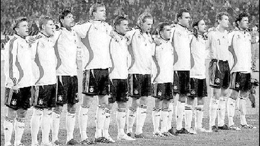 Equipo inicial de la selección alemana que venció 1-2 en Praga a la República Checa, en la fase de clasificación para la Eurocopa. De izquierda a derecha, Schneider, Schweinsteiger, Kuranyi, Mertesacker, Podolski, Jansen, Lahm, Metzelder, Frings, Lehmann y Ballack.
