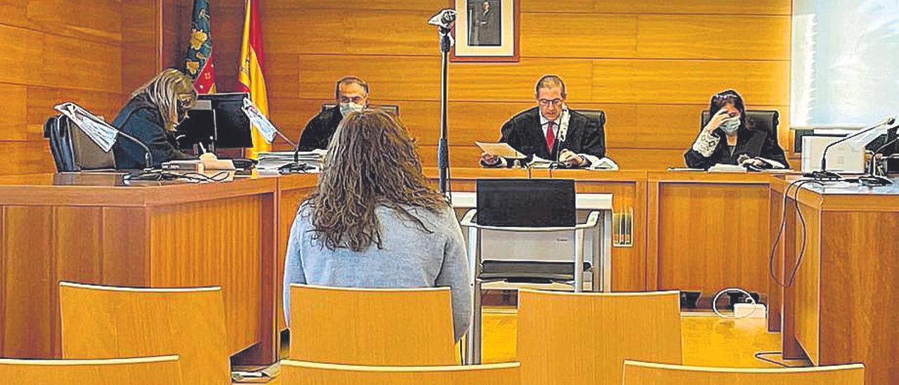 La lotera, sentada ayer en el banquillo de los acusados de la Audiencia.