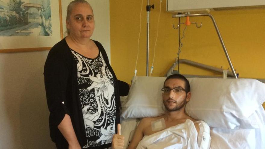 Andrés Contreras, ingresado desde hace un mes, eleva el pulgar junto a su madre, Fátima.