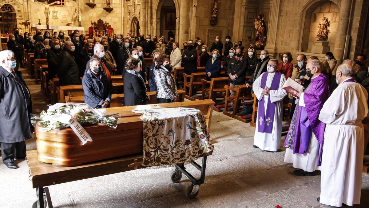 El féretro de Pilar Murillo Díez a su llegada a San Juan cubierto con un manto de la patrona.