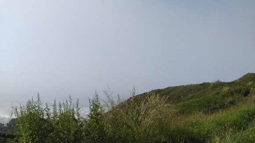 Obras para la instalación de una ducha fija en la playa de Arnao.