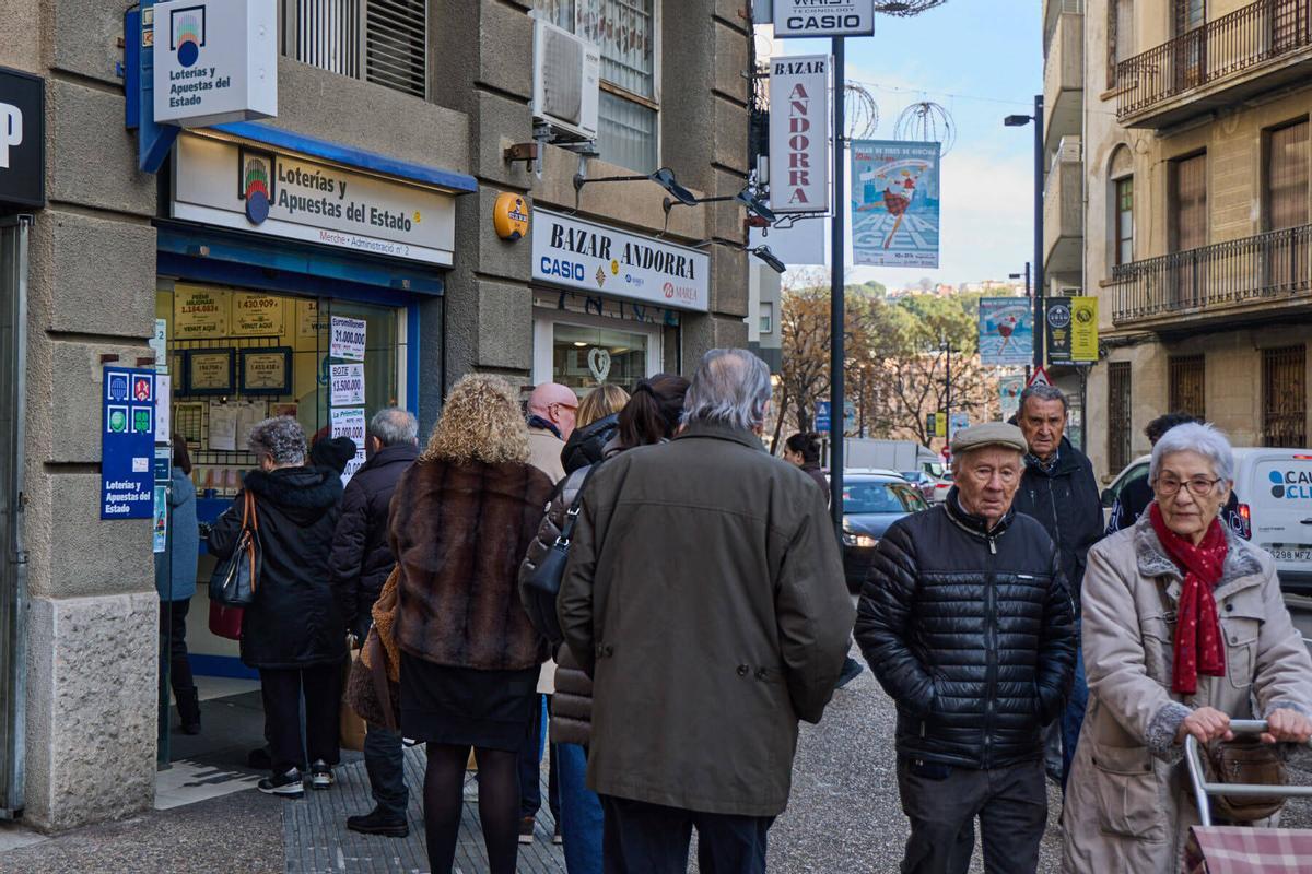 20260102Cues a l´admistració de lotería La Merche per conseguir un numero del NIÑO