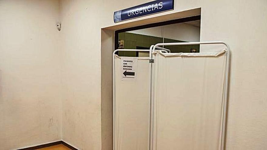 Un cartel en un biombo indica en el Centro de Salud Benavente Sur la atención por síntomas respiratorios.