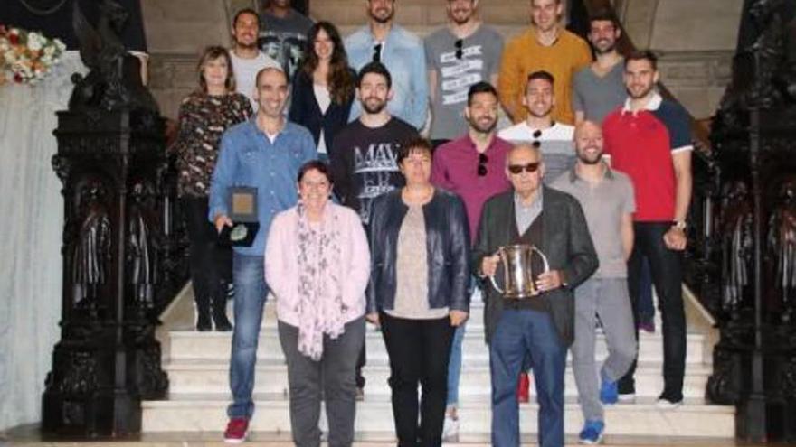 El Ca&#039;n Ventura posó con la Copa en el Ayuntamiento.