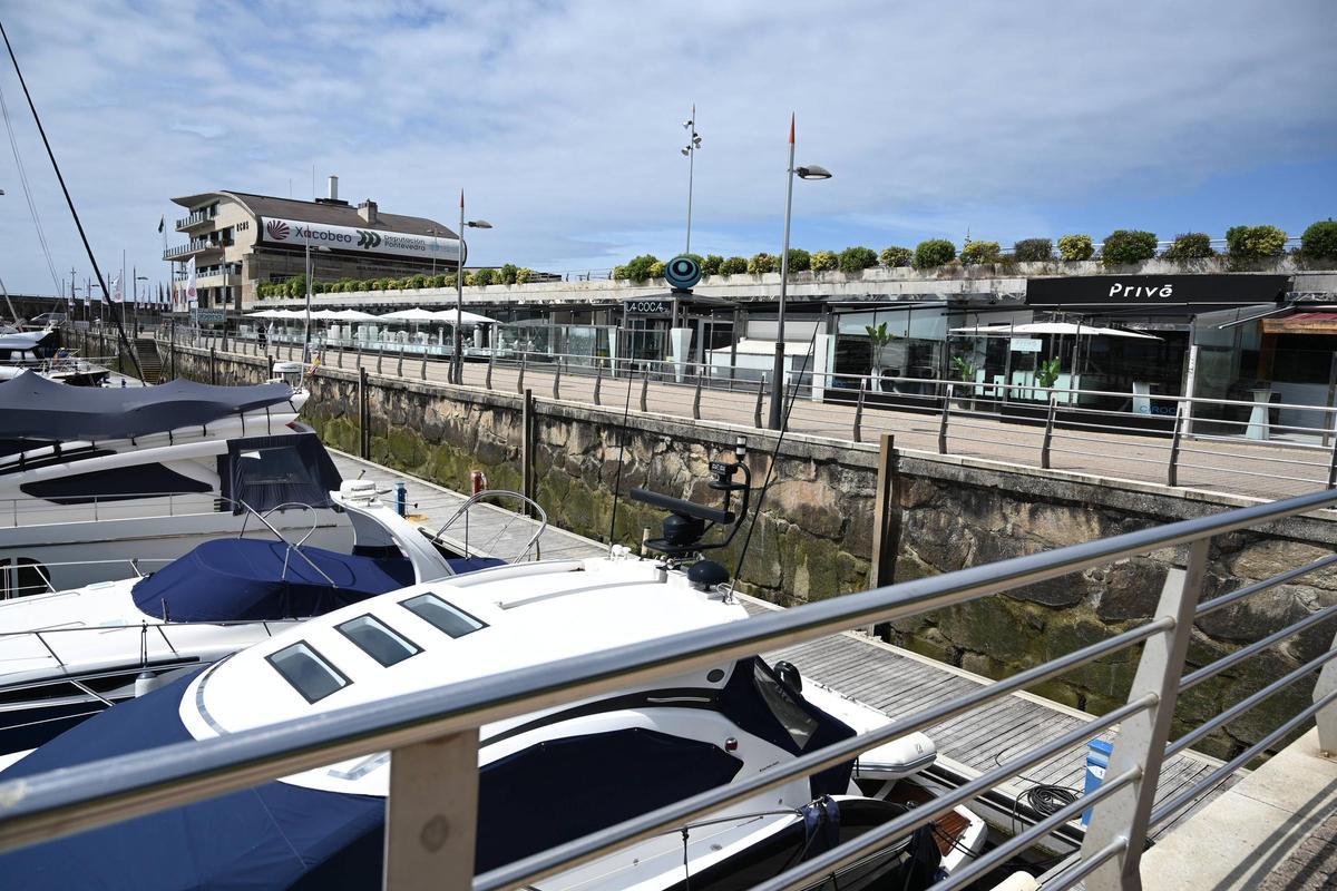 El entorno del puerto deportivo es uno de los espacios afectados por la medida, que busca compatibilizar la actividad económica con el derecho al descanso.