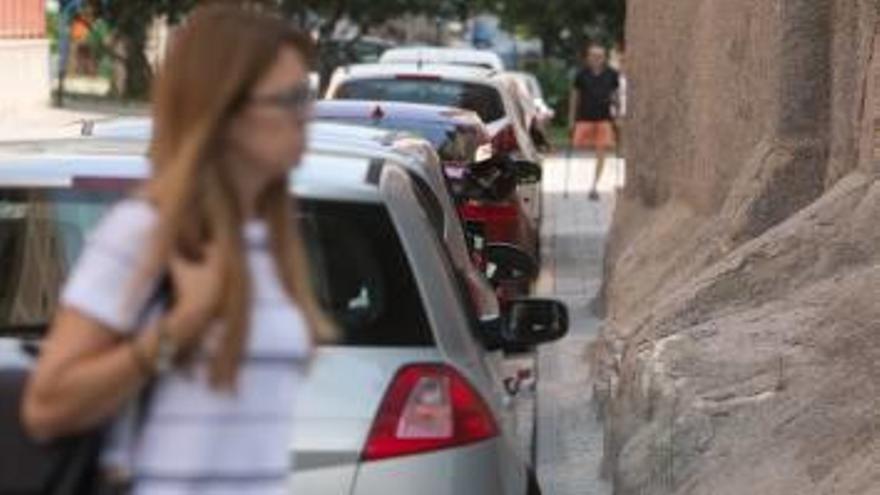 La acera apenas tiene un palmo de ancho y obliga a los peatones a circular por la calzada.