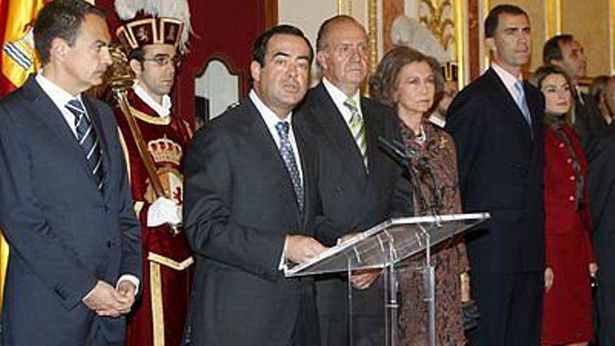 -El presidente de la Cámara Baja, José Bono (2i), durante su intervención en presencia de los Reyes, los Príncipes y el presidente del Ejecutivo, José Luis Rodríguez Zapatero, en el acto conmemorativo del XXX aniversario de la Constitución que se celebró hoy en el Congreso de los Diputados.