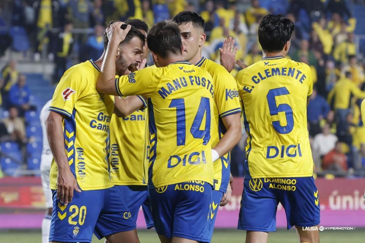 Kirian Rodríguez celebra junto a Manu Fuser, con un grito de rabia, el segundo gol de la UD