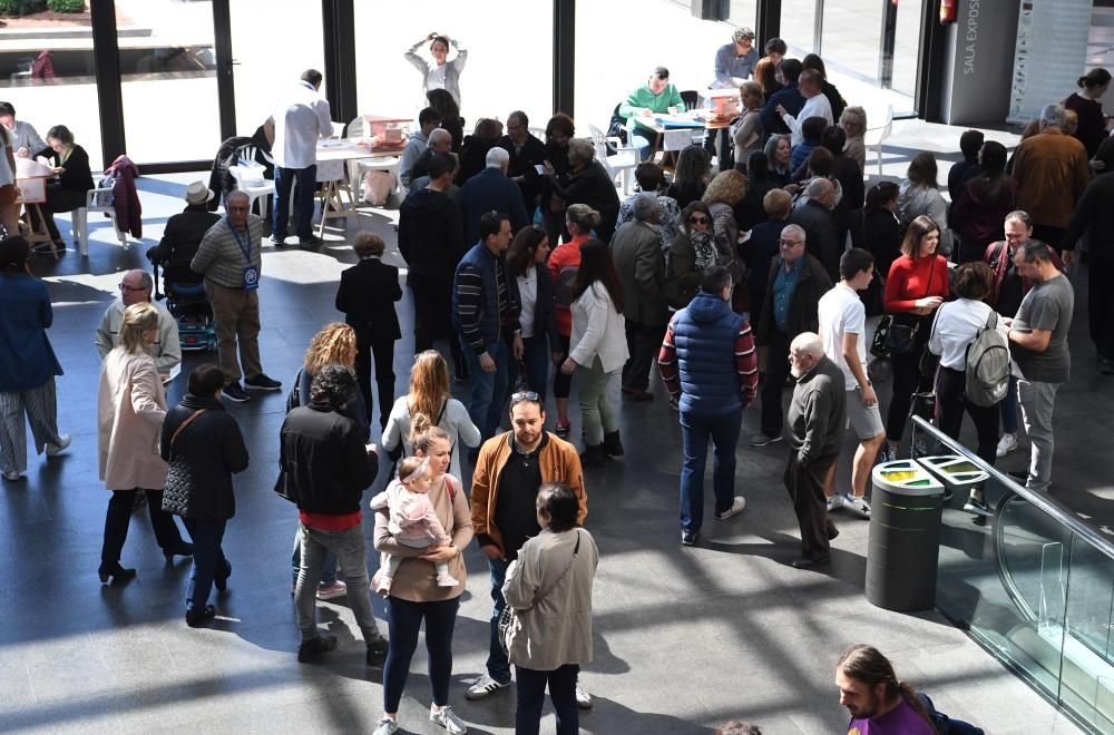 Más de 2,2 millones de gallegos están llamados hoy a las urnas para definir el futuro Gobierno de España. La jornada ha transcurrido con normalidad.