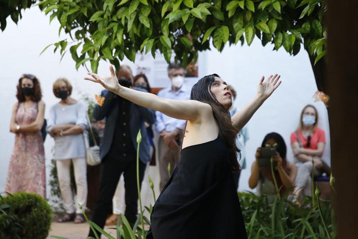 Performance de Begoña Castro en el Bellas Artes