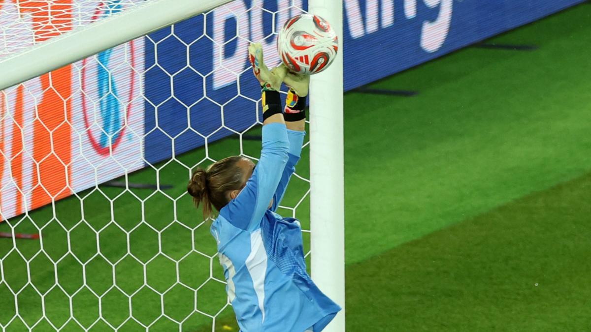 Cata Coll y su doble parada salvadora ante Alemania en la semifinal de la Euro