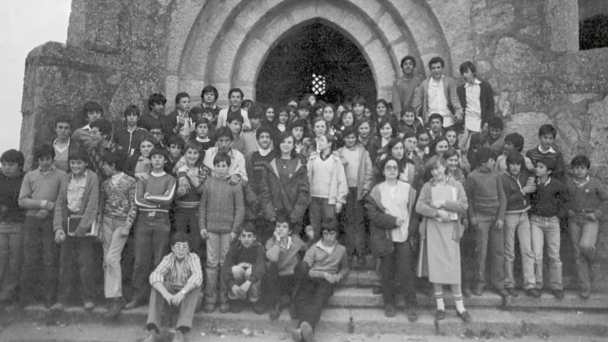 Parte de una de las promociones del Colegio Panxón del Instituto Social de la Marina.