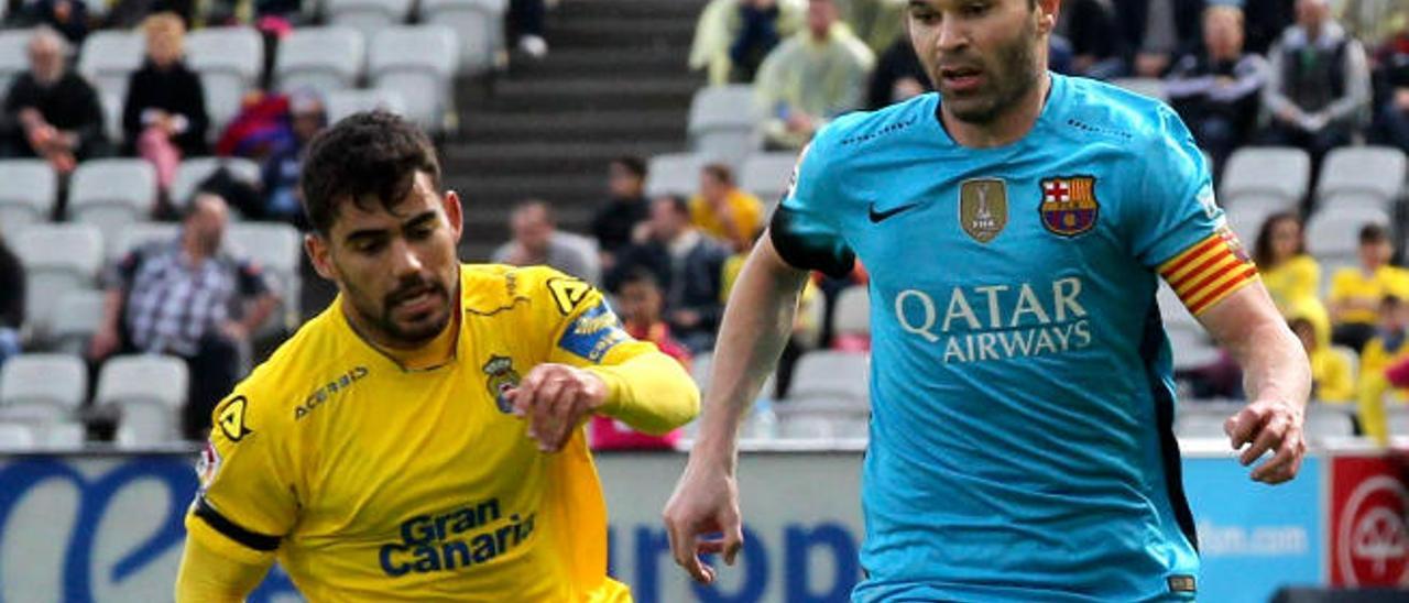 Andrés Iniesta controla el balón ante Tana durante el UD-Barcelona.