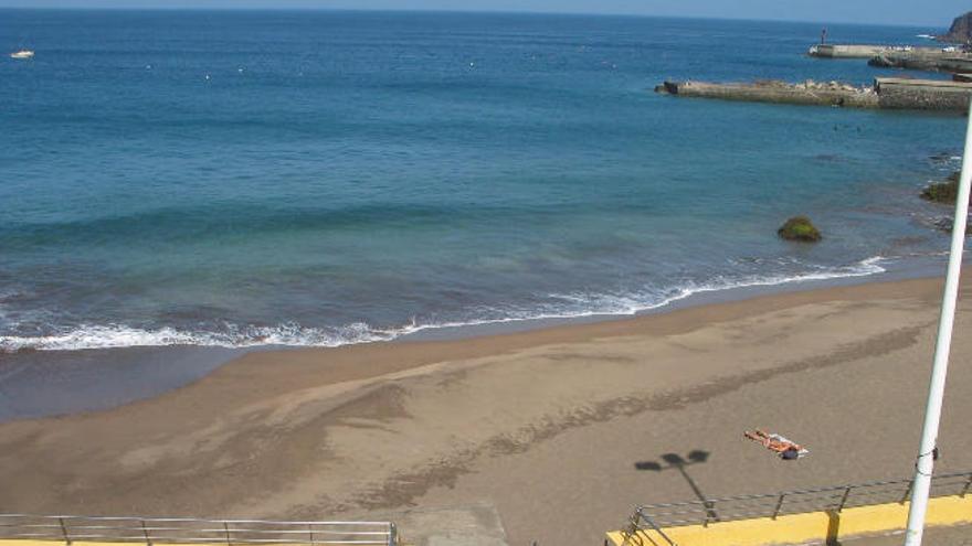 Vista de la playa de Sardina de Gáldar que gana una bandera azul.