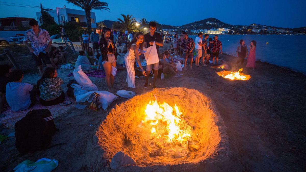Hogueras en la playa de Talamanca, en la nit de Sant Joan. | VICENT MARÍ