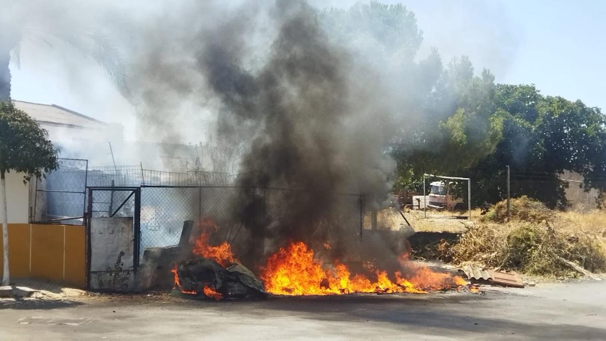 Uno de los contenedores quemados este miércoles en El Carpio.