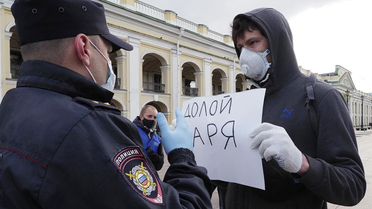 Un manifestante protesta en San Petesburgo por la votación sobre la reforma constitucional.