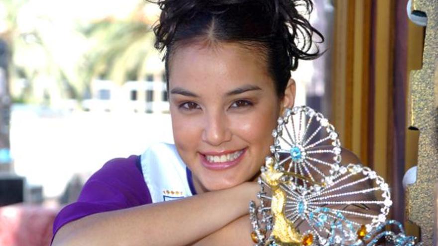 Giovanna Lee posa junto a la corona de Reina del Carnaval de Las Palmas, ayer, en el parque Santa Catalina. | juan carlos castro