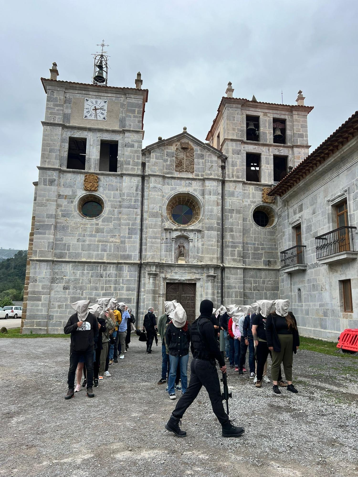 En imágenes: Así fue "Redención", la primera función de teatro inmersivo que se celebra en el monasterio de Cornellana