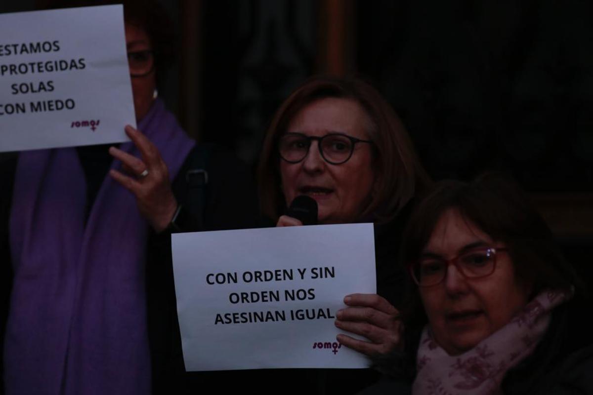 Una mujer sostiene un cartel en la concentración convocada en Zaragoza.