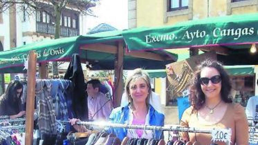 Luz Pidal, a la izquierda, atiende a una clienta en su stand de la Feria del stock.