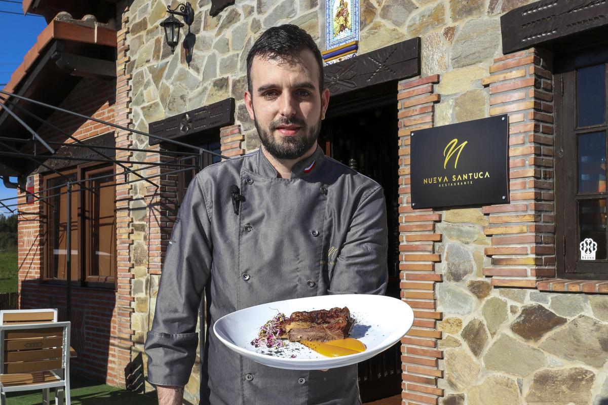 Rubén Álvarez, chef del restaurante Nueva Santuca, muestra uno de los platos elaborados con carne de buey joven sayagués.