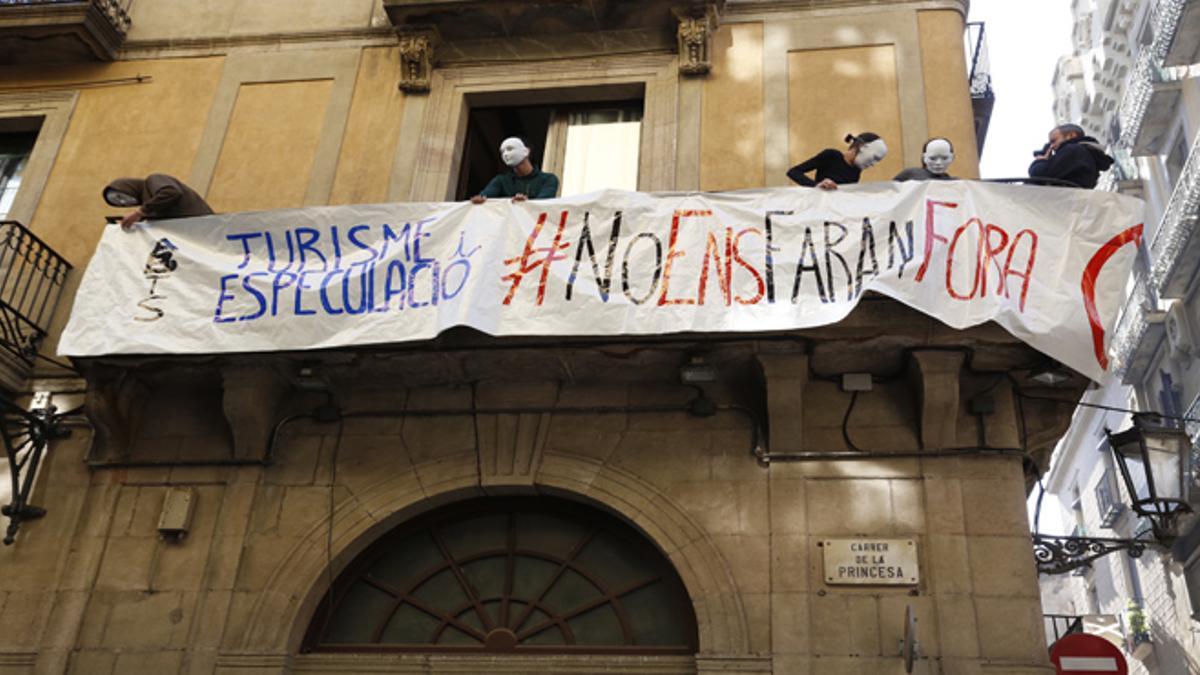 Vecinos del barrio gótico de Barcelona ocupan un piso turístico ilegal