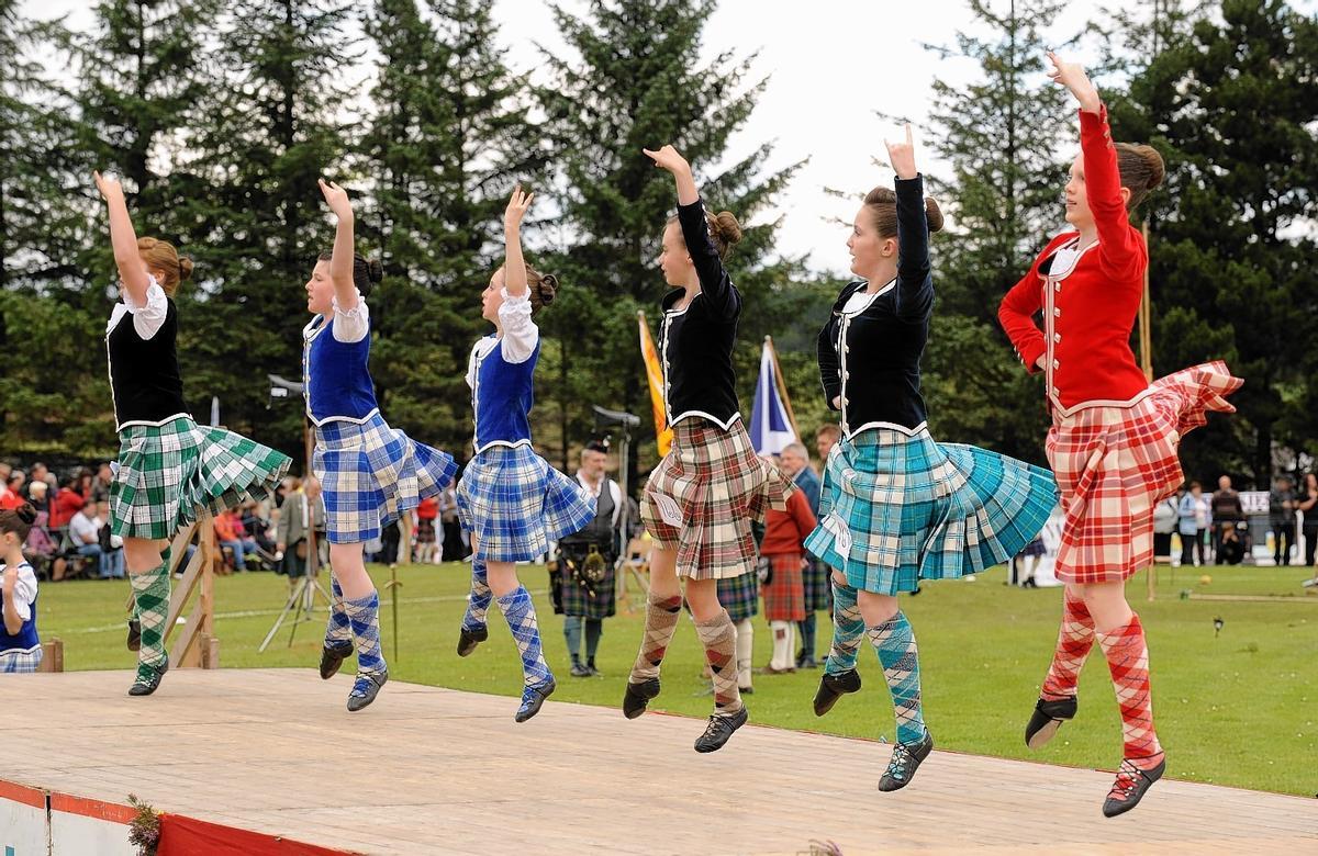 Los juegos de las Tierras Altas de Escocia incluyen mucha música y  danzas escocesas tradicionales.
