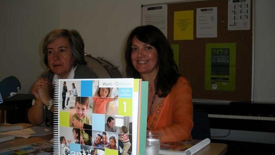 Las regidoras Maribel González y Cristina Ferrer con el cancionero.