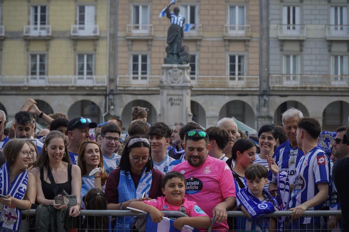Miles de personas celebraron el ascenso con el Deportivo en la plaza de María Pita de A Coruña