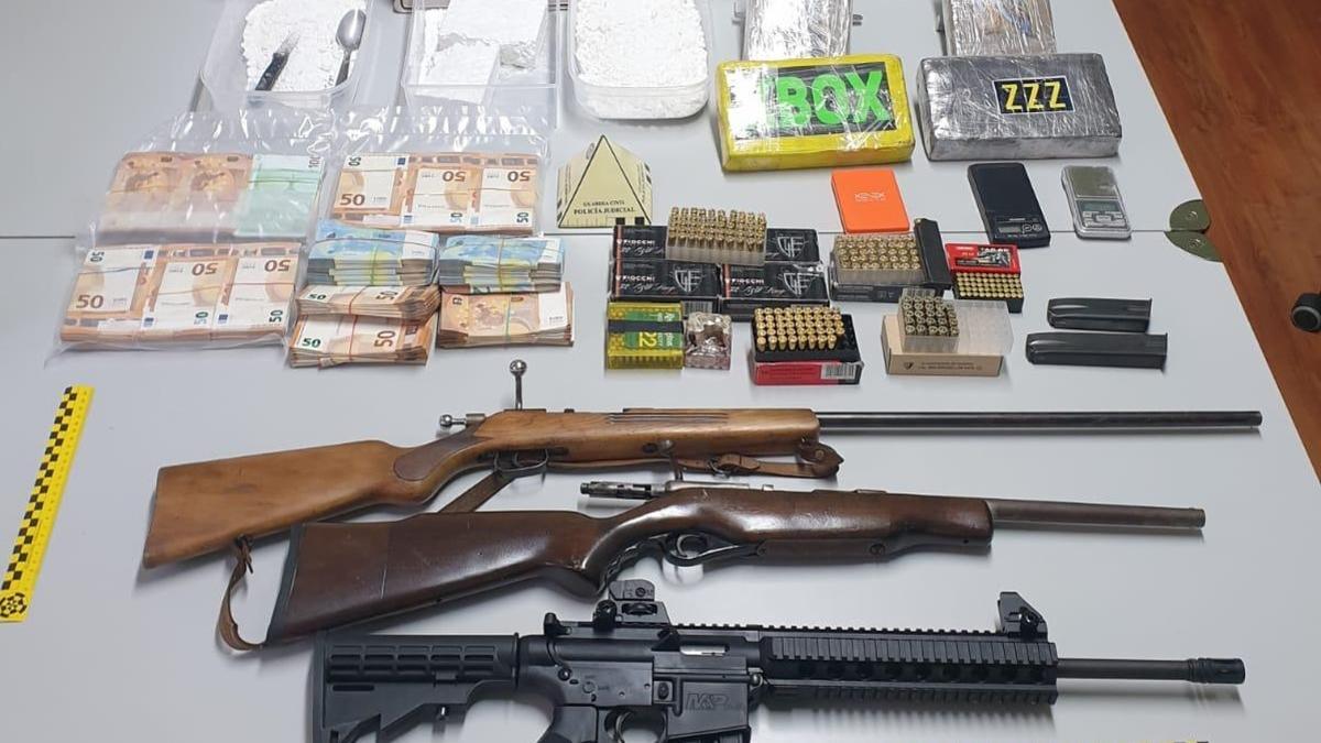 Armas, droga y dinero incautados durante la operación.