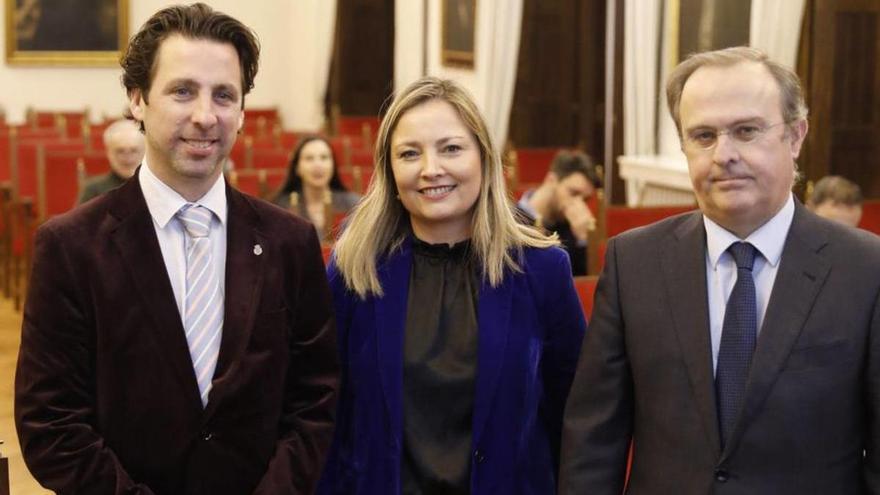 Por la izquierda, Roberto Fernández Llera, María Cadaval y Javier Junceda, antes del inicio de la conferencia en el RIDEA.