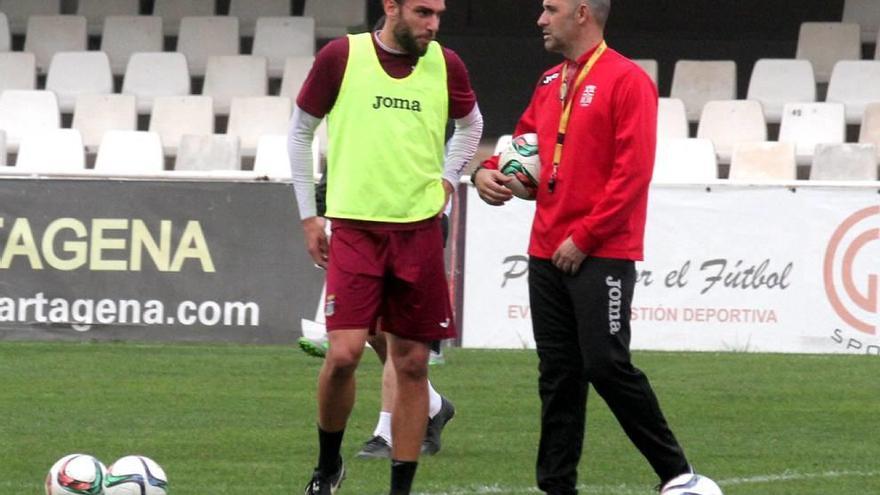 Alberto Monteagudo dialoga con Gonzalo Verdú, uno de los jugadores renovados.