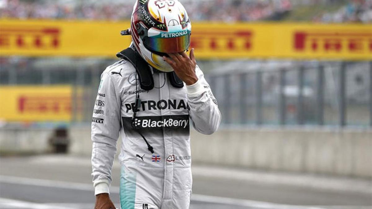 Hamilton no podía creer que la mala suerte se cebará, de nuevo, con él en Hungaroring