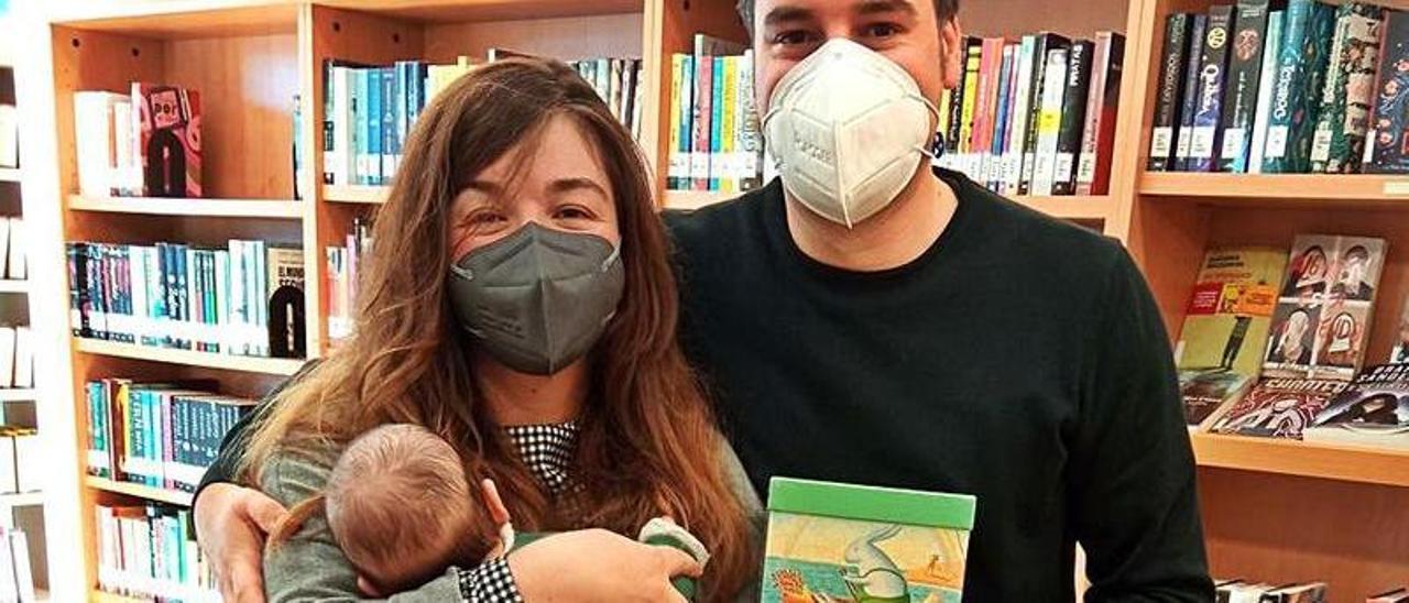 Martín González Marqués, con sus padres, Andrea y Javier, en la biblioteca de Posada. | R. P. T.