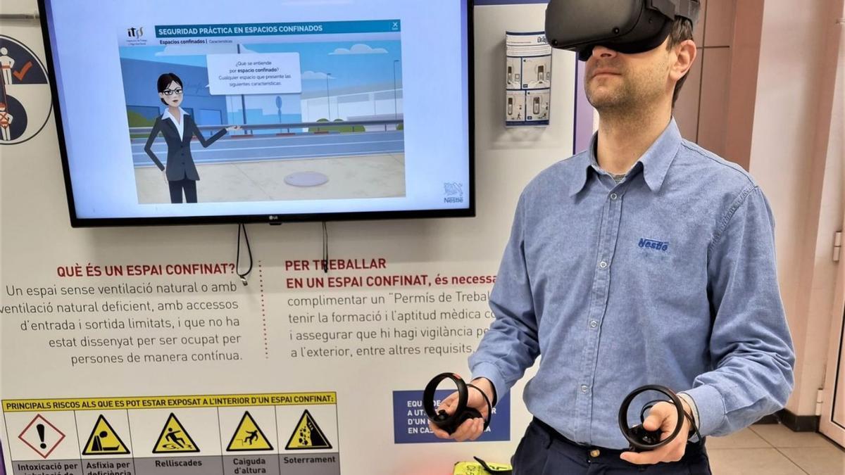 Un empleat amb unes ulleres de realitat virtual, a les instal·lacions de Nestlé a Girona