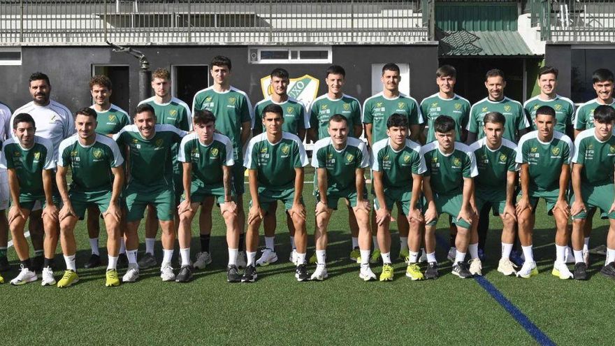Cuerpo técnico y jugadores del Coruxo en el campo de O Vao en la primera sesión de entrenamiento. |  Pablo H. Gamarra