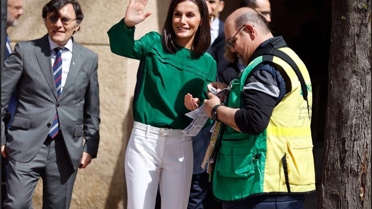 Reina Letizia comprando un décimo de loteria