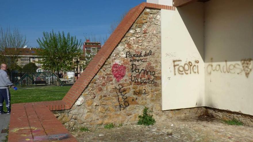 Pared con pintadas en el palacio del Marqués de Santa Cruz.