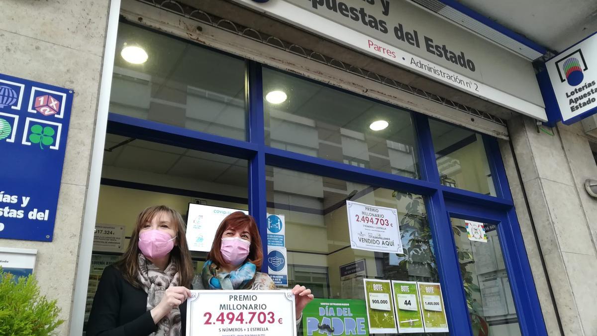 A la izquierda, Isabel González, dueña de la Administración; con ella sale Claudia Intriago, empleada