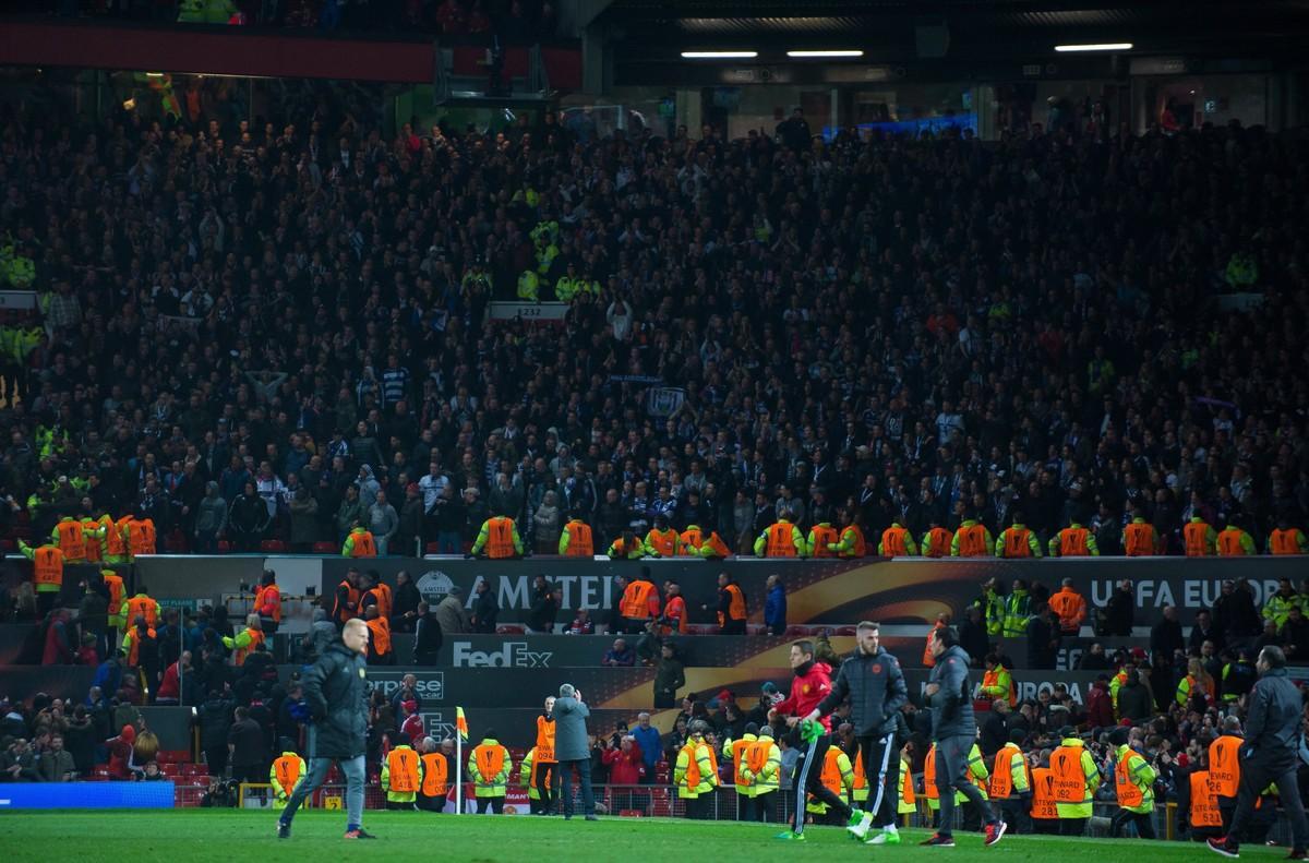 MANC54. MANCHESTER (REINO UNIDO), 20/04/2017.- El entrenador del Manchester United, Jose Mourinho, aplaude a los aficionados del Anderlecht al finalizar el partido de vuelta de los cuartos de final de la Liga Europa entre el Manchester United y el RSC Anderlecht que se disputa hoy, jueves 20 de abril de 2017, en el Old Trafford de Manchester (Reino Unido). EFE/PETER POWELL