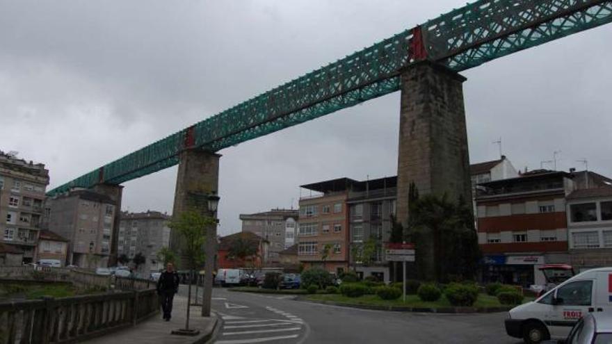 Vista del viaducto antiguo de Redondela, también conocido como &quot;viaducto de Madrid&quot;, cubierto con una red para evitar la caída de piezas.  // Faro