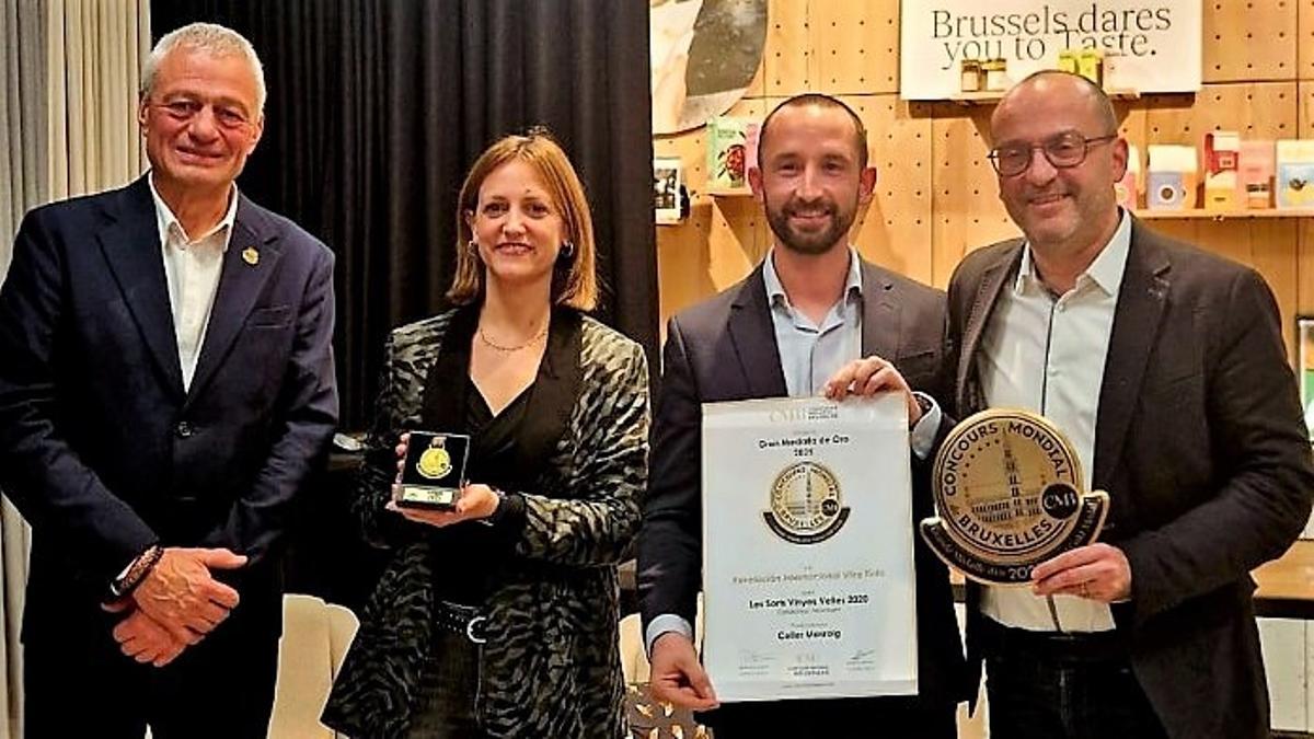 Eulàlia Roca, 'export mànager' de Celler Masroig, y Alain Gómez, director técnico de la bodega, en el centro, reciben los galardones conseguidos por Les Sorts Vinyes Velles 2020 en el Concours Mondial de Bruxelles 2026.
