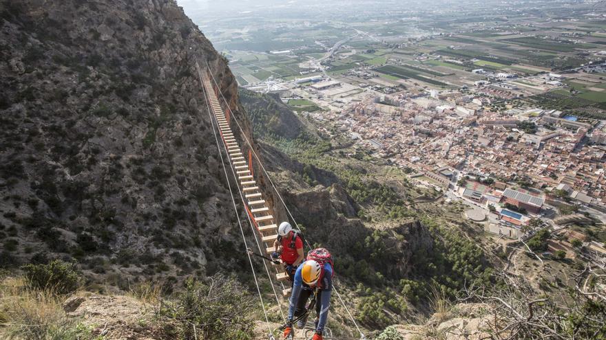 Los bomberos rescatan a una pareja deshidratada en la vía ferrata de la Sierra de Callosa de Segura