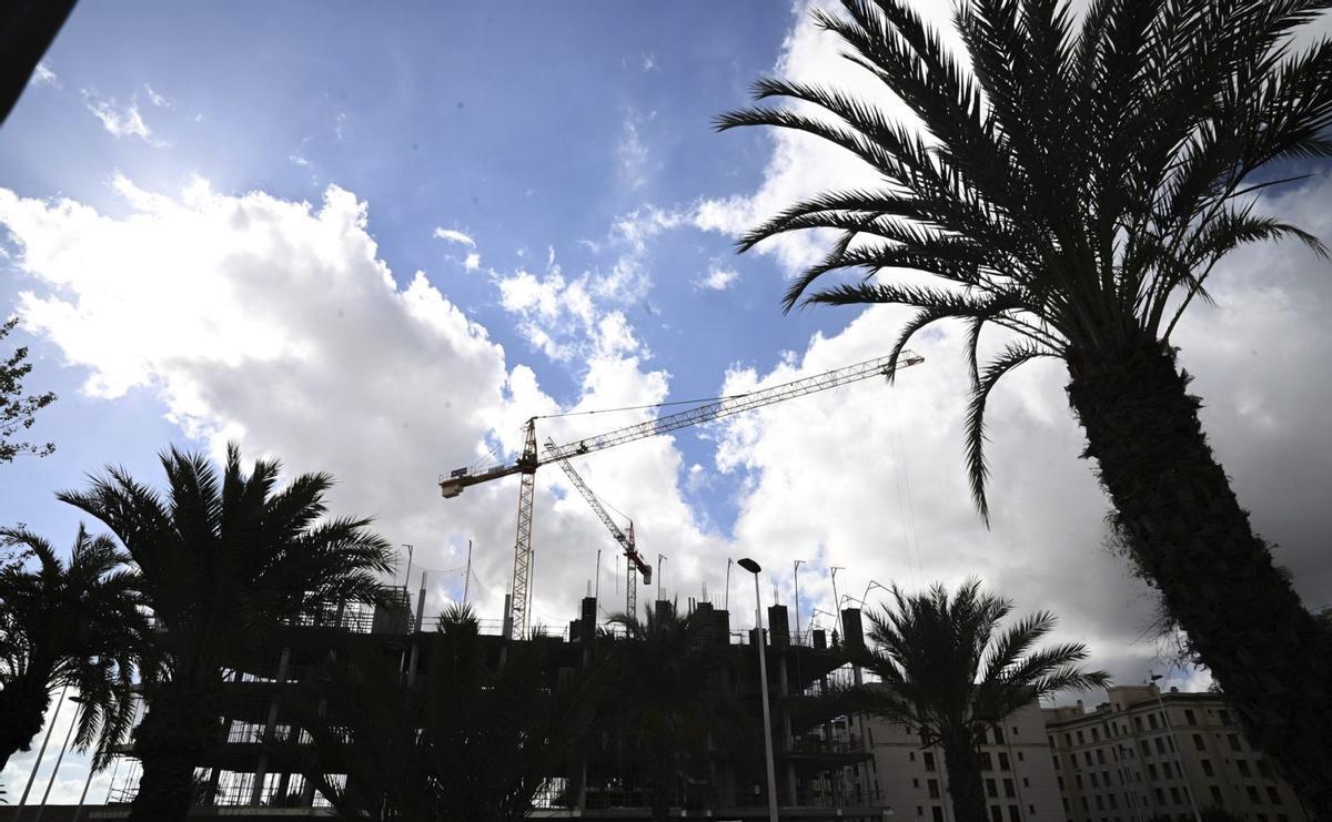 Un edificio en construcción en Elche, en una imagen reciente.