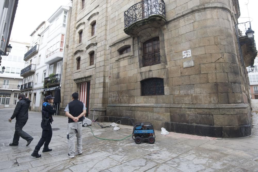 El inmueble de la familia Franco, catalogado con la máxima protección monumental, apareción con pintadas el pasado 20N. Operarios comenzaron a limpiarlo con agua y arena a presión sin autorización.