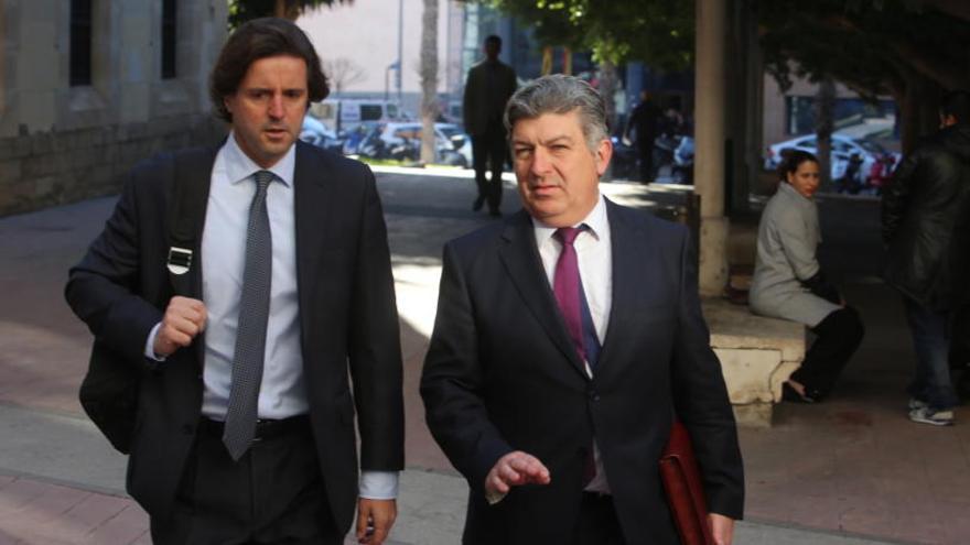 José Ramón Lillo, a la derecha, a la llegada al juzgado, esta mañana, junto a su abogado.